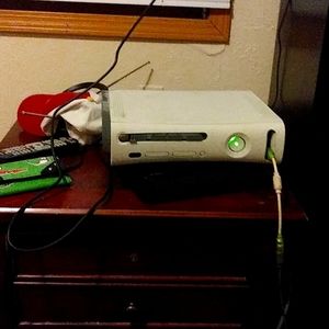 Xbox 360 S limited edition white